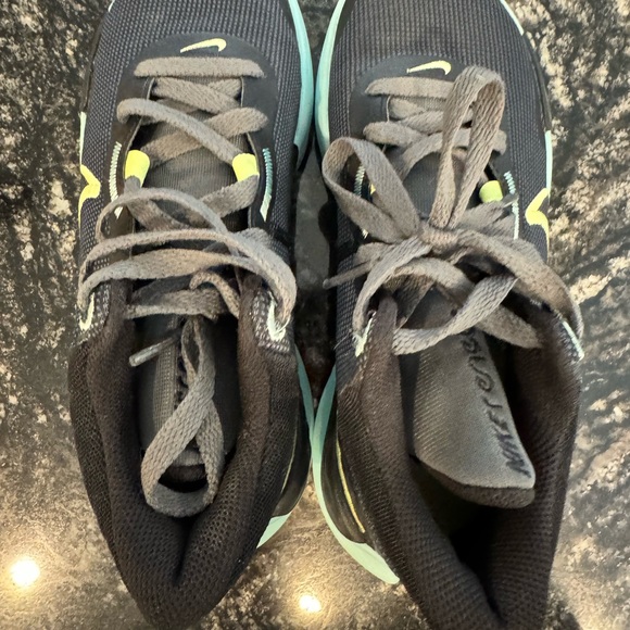 Nike, no court mark basketball sneaker. - Picture 3 of 7